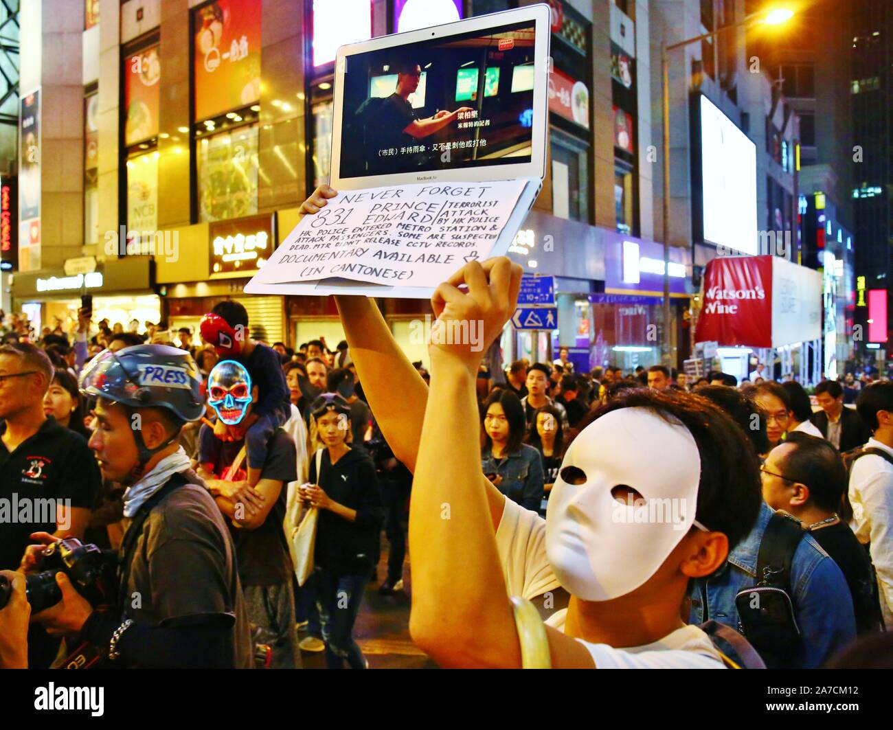 Hong Kong, Cina. 31 ott 2019. Migliaia di persone che indossano maschere e costumi hanno marciato attraverso Hong Kong centro città sulla notte di Halloween e si è conclusa nel quartiere di Lan Kwai Fong in centrale. Dopo la mezzanotte scontri scoppiati e la polizia ha sparato gas lacrimogeni per cancellare le strade. Credito: Gonzales foto/Alamy Live News Foto Stock