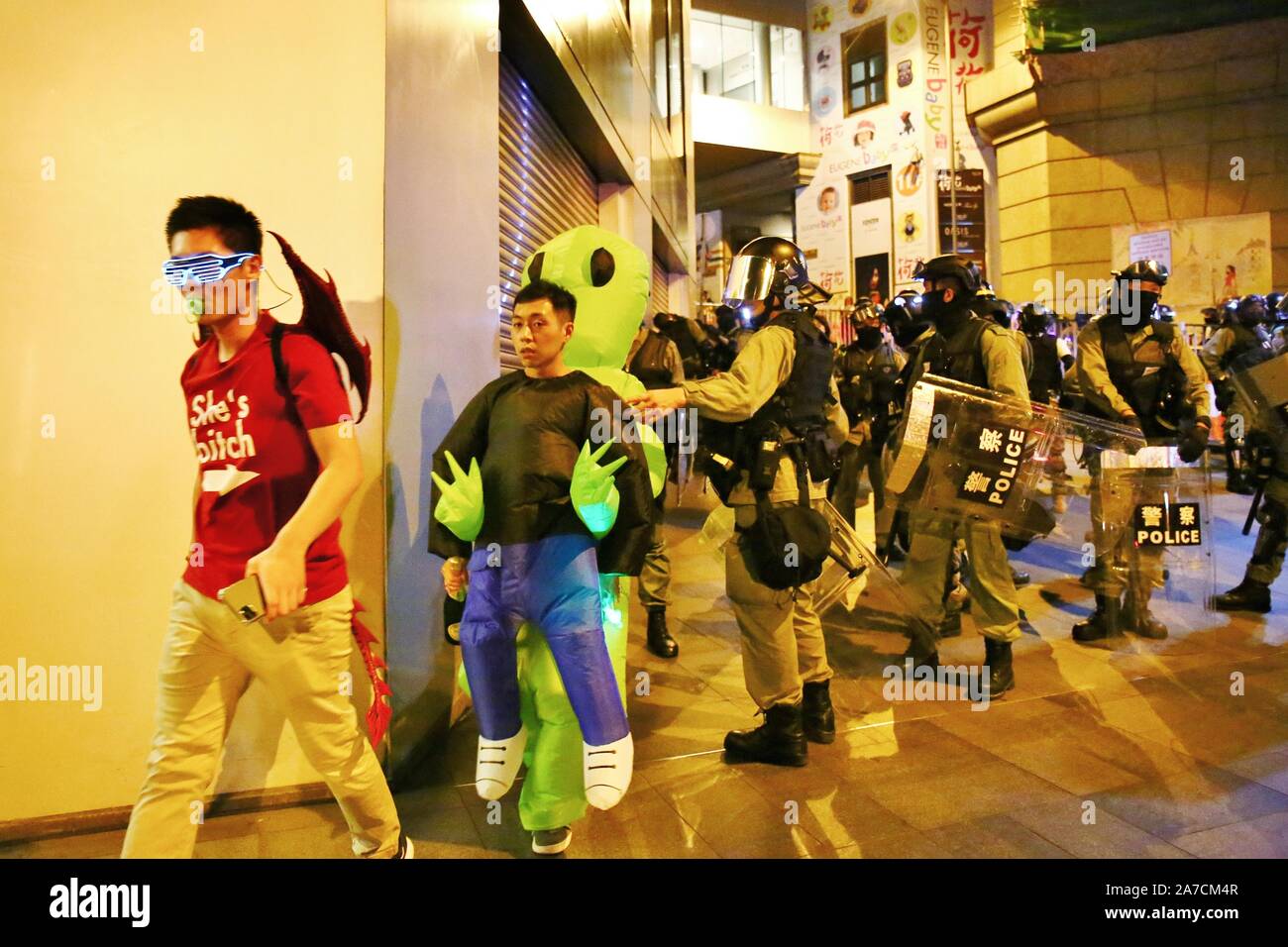 Hong Kong, Cina. 1 Nov, 2019. Migliaia di persone che indossano maschere e costumi hanno marciato attraverso Hong Kong centro città sulla notte di Halloween e si è conclusa nel quartiere di Lan Kwai Fong in centrale. Dopo la mezzanotte scontri scoppiati e la polizia ha sparato gas lacrimogeni per cancellare le strade. Credito: Gonzales foto/Alamy Live News Foto Stock