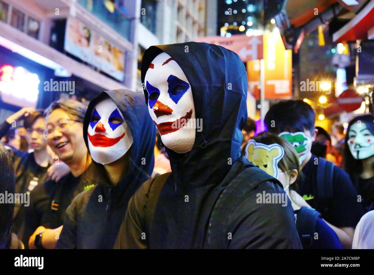 Hong Kong, Cina. 31 ott 2019. Migliaia di persone che indossano maschere e costumi hanno marciato attraverso Hong Kong centro città sulla notte di Halloween e si è conclusa nel quartiere di Lan Kwai Fong in centrale. Dopo la mezzanotte scontri scoppiati e la polizia ha sparato gas lacrimogeni per cancellare le strade. Credito: Gonzales foto/Alamy Live News Foto Stock