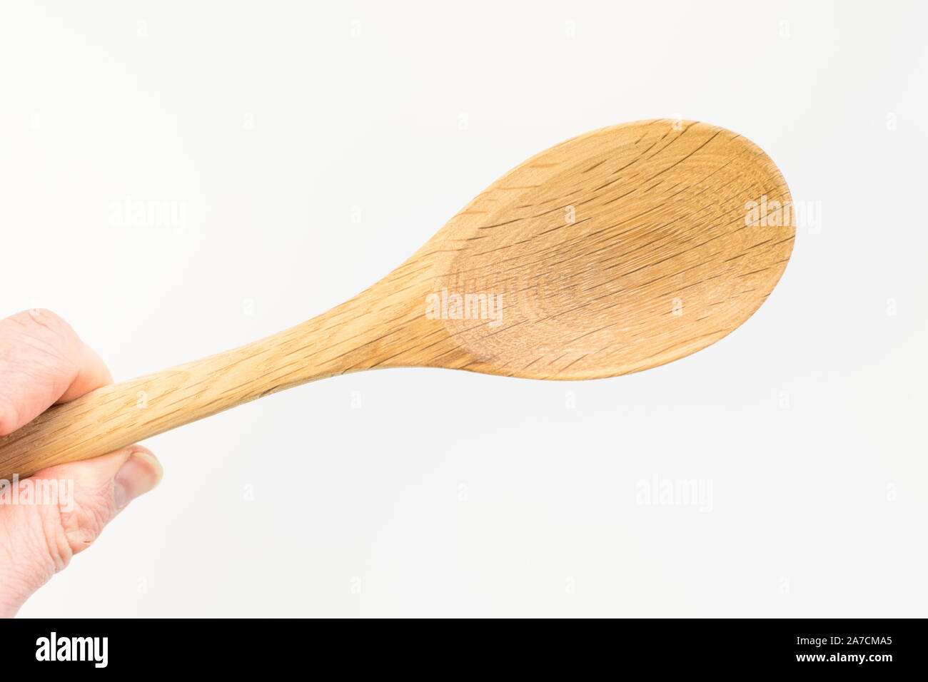Tradizionale cucchiaio di legno isolato su sfondo bianco Foto Stock