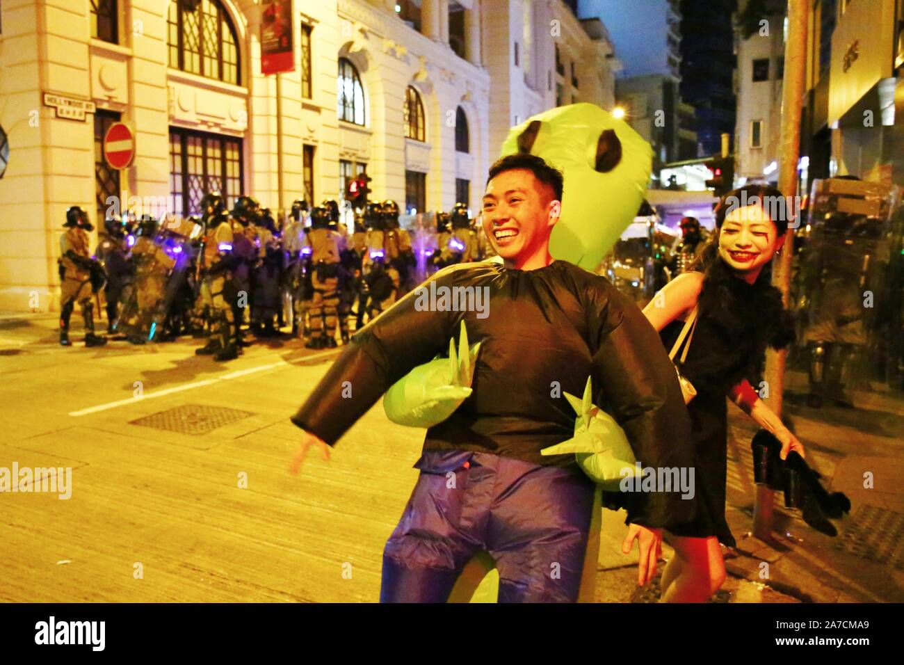 Hong Kong, Cina. 1 Nov, 2019. Migliaia di persone che indossano maschere e costumi hanno marciato attraverso Hong Kong centro città sulla notte di Halloween e si è conclusa nel quartiere di Lan Kwai Fong in centrale. Dopo la mezzanotte scontri scoppiati e la polizia ha sparato gas lacrimogeni per cancellare le strade. Credito: Gonzales foto/Alamy Live News Foto Stock