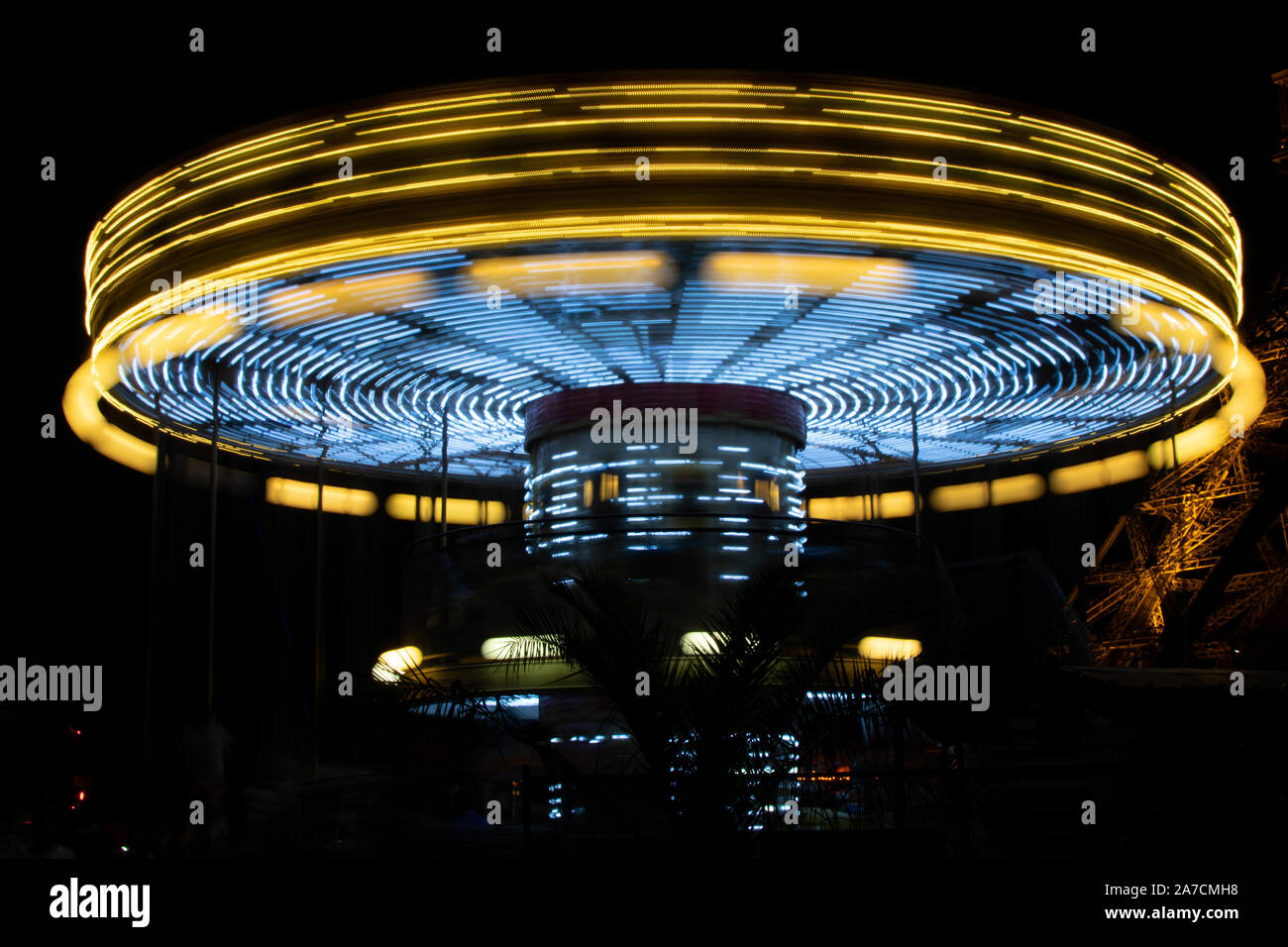 Giostra (merry-go-round) time lapse photo shot in tarda serata una luce a carnevale. Foto Stock