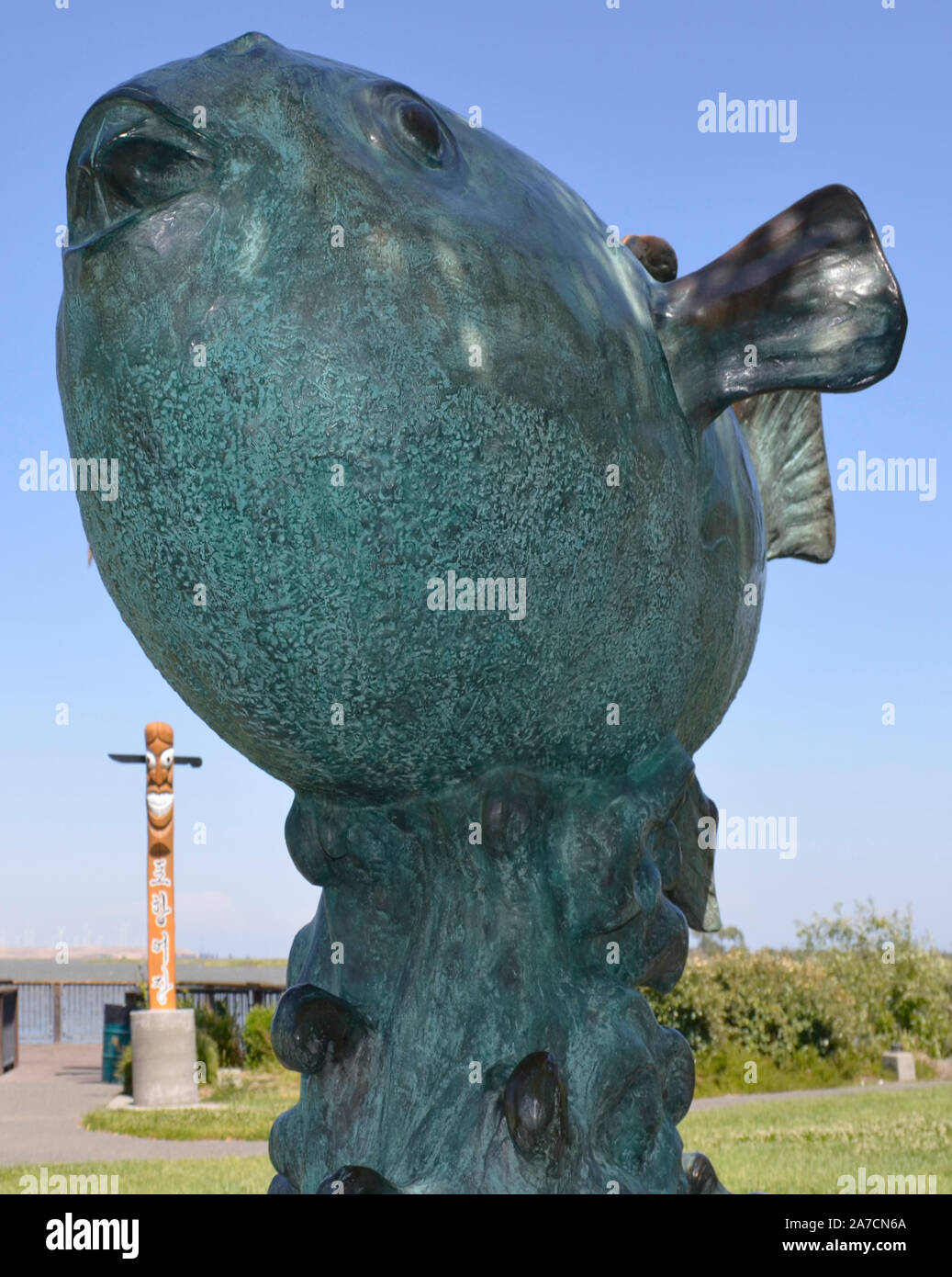 La scultura in bronzo di un pesce fugu, un dono dalla città sorella Shiminoseki, Giappone a Pittsburg, California USA. San Joaquin River, California Delta Foto Stock