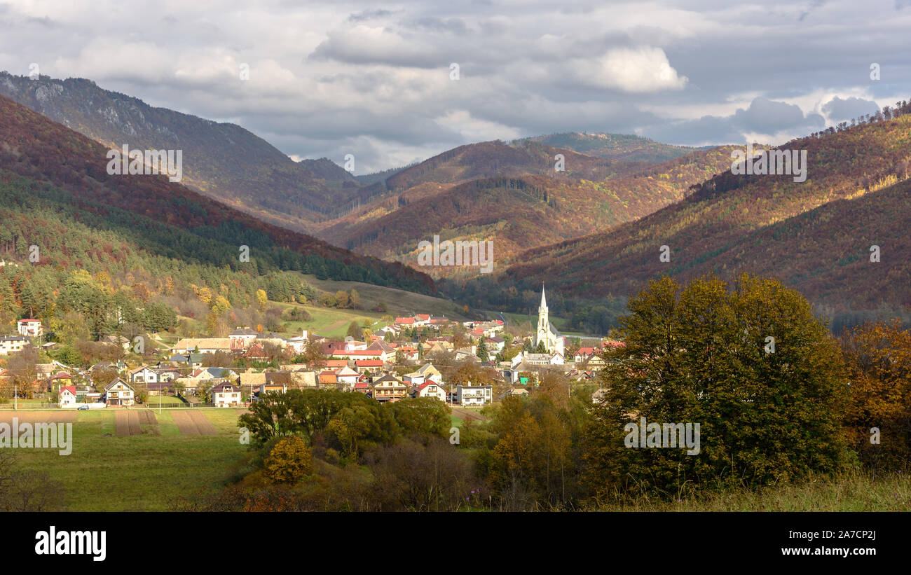 Il villaggio di Muran, Slovacchia circondata da colline in autunno Foto Stock