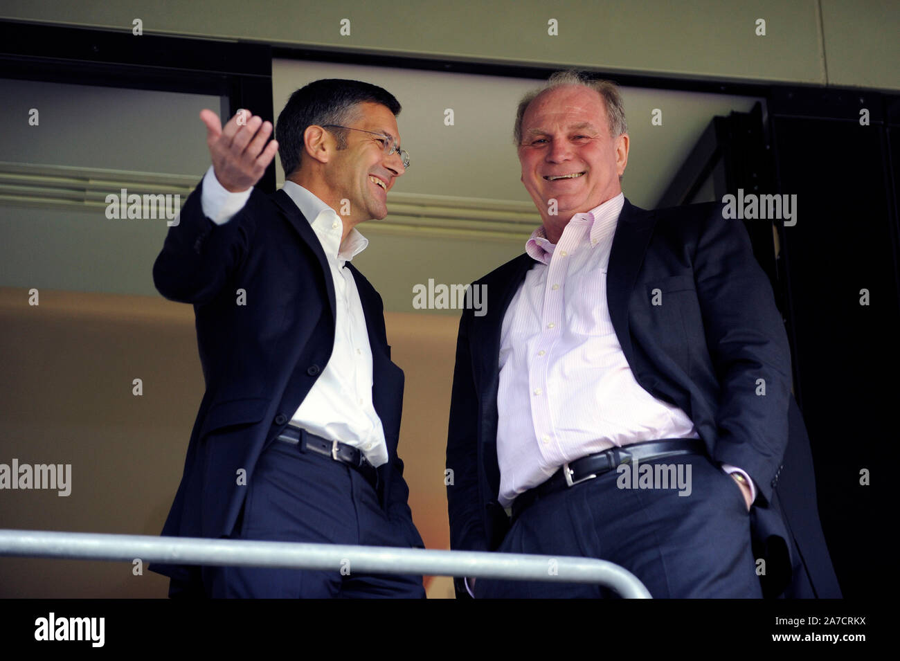 Monaco di Baviera, Deutschland. Xiv Nov, 2019. Il ritiro di Uli Hoeness come presidente del FC Bayern Monaco di Baviera. Archivio fotografico; Herbert HAINER (Gestione Presidente Adidas) con Uli Hoeness (Hšness, Presidente FC Bayern Monaco di Baviera, a destra), mezza figura, mezza figura, gesto. Presentazione della new jersey FC Bayern Monaco di Baviera stagione 2012, calcio, Liga1.1.Liga, Bundesliga19.04.2011 . | Utilizzo di credito in tutto il mondo: dpa/Alamy Live News Foto Stock