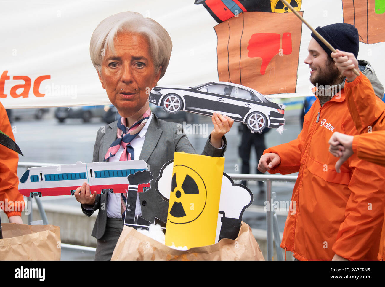 01 novembre 2019, Assia, Frankfurt/Main: vestito come Christine Lagarde è una donna dal movimento di protesta che "Attac', chi ha preso parte ad una manifestazione di fronte alla sede della BCE il giorno della inaugurazione del nuovo Presidente della BCE Lagarde. Foto: Boris Roessler/dpa Foto Stock