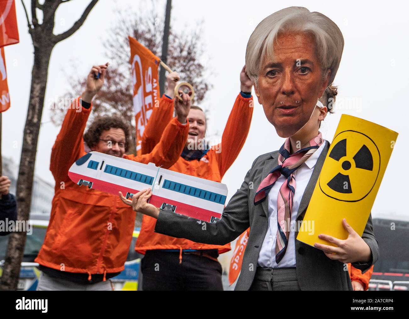 01 novembre 2019, Assia, Frankfurt/Main: vestito come Christine Lagarde è una donna dal movimento di protesta che "Attac', chi ha preso parte ad una manifestazione di fronte alla sede della BCE il giorno della inaugurazione del nuovo Presidente della BCE Lagarde. Foto: Boris Roessler/dpa Foto Stock
