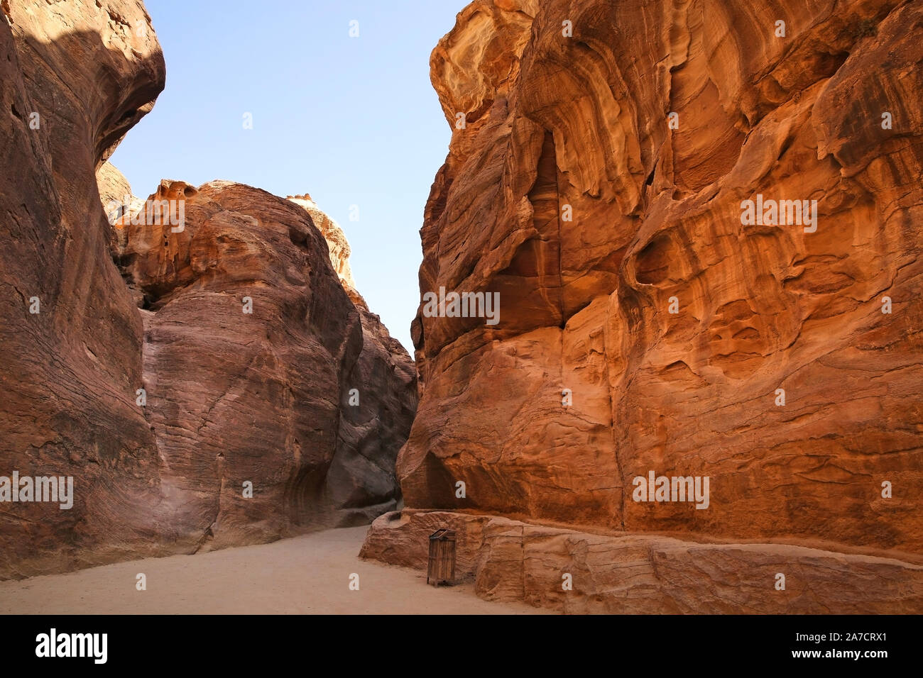 Percorso attraverso il Siq, che è la stretta gola di passaggio che si cammina lungo per raggiungere Petra, Giordania. Foto Stock