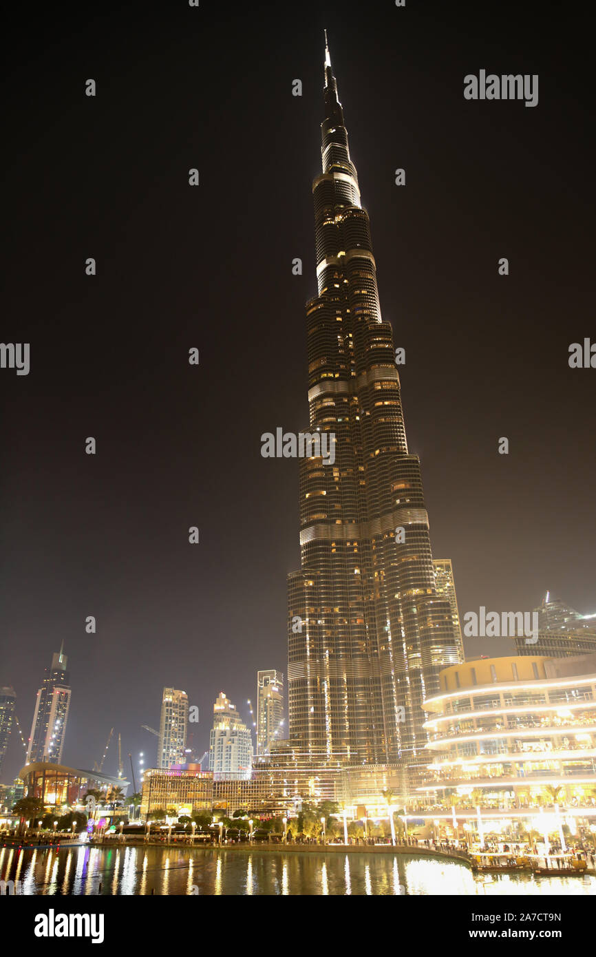 Il centro della città che mostra la skyline e il Burj Khalifa di notte, il grattacielo più alto del mondo, a 829.8 m e il 63 piani e 302.2 Foto Stock