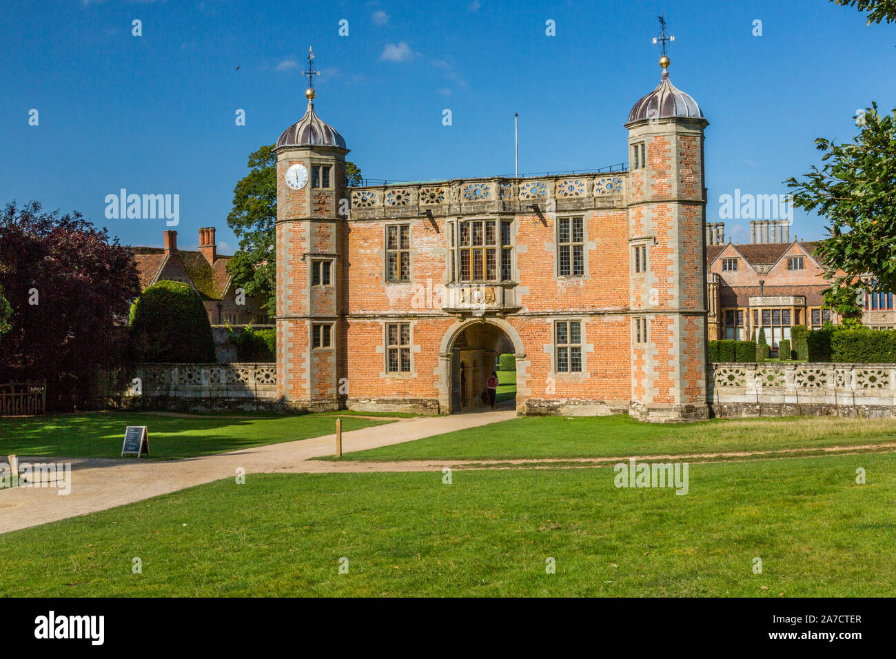 L'originale a due piani Elizabethan gatehouse a Charlecote Park, un sedicesimo secolo country house nel Warwickshire, Inghilterra, Regno Unito Foto Stock