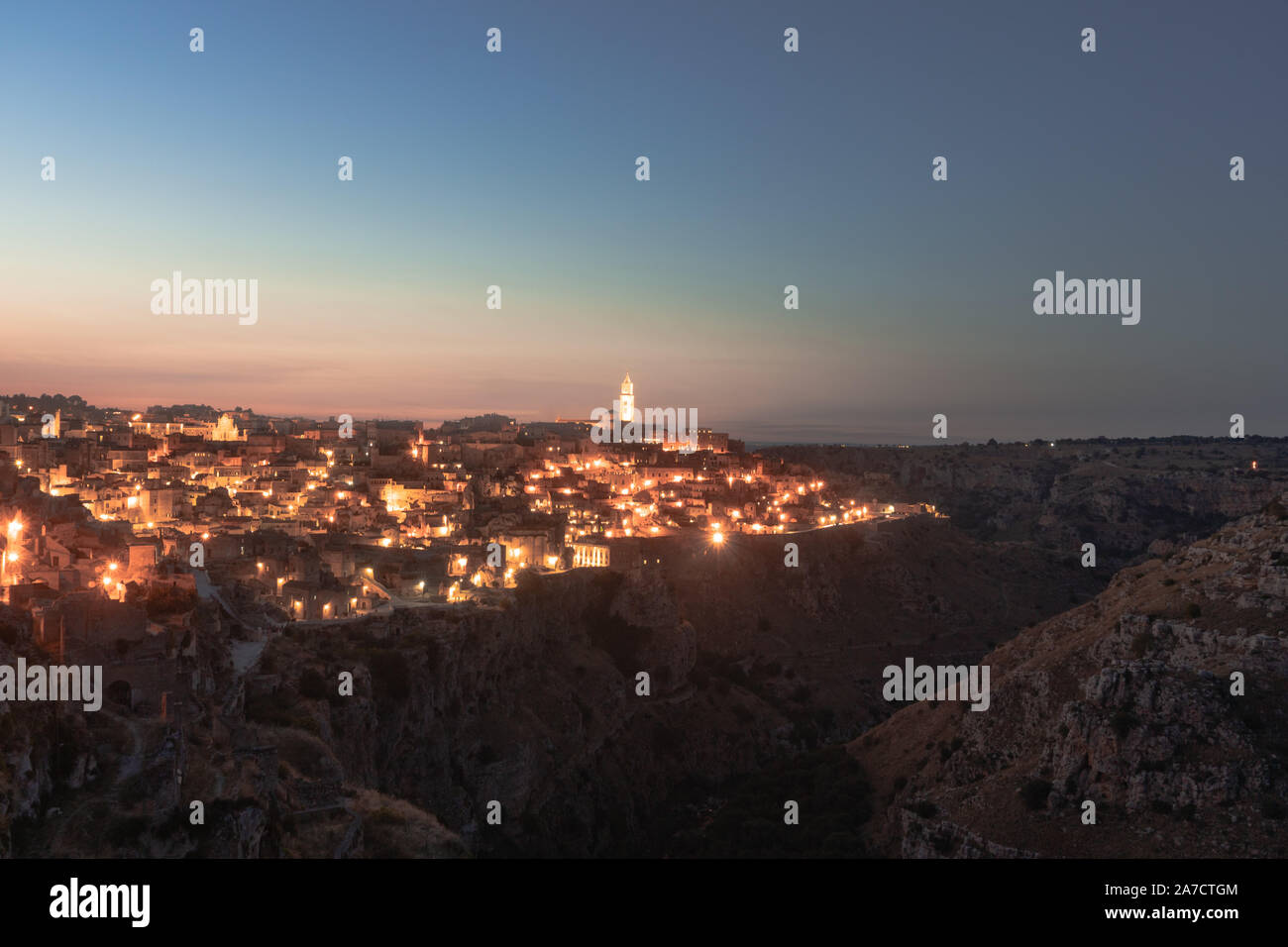 Matera, Italia 21 Agosto 2019: il centro di Matera è l'illuminazione al tramonto, questo è un momento meraviglioso Foto Stock
