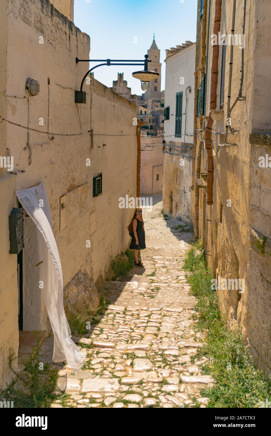 Matera, Italia 22 Agosto 2019: Ragazza sta esplorando i caratteristici vicoli di Matera downtown Foto Stock