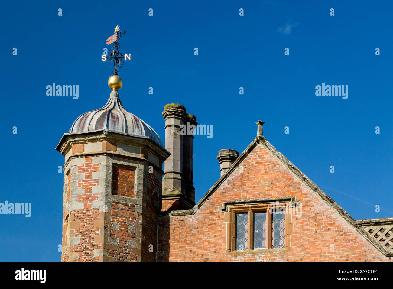 Gli ornati banderuola a Charlecote Park, un sedicesimo secolo country house nel Warwickshire, Inghilterra, Regno Unito Foto Stock