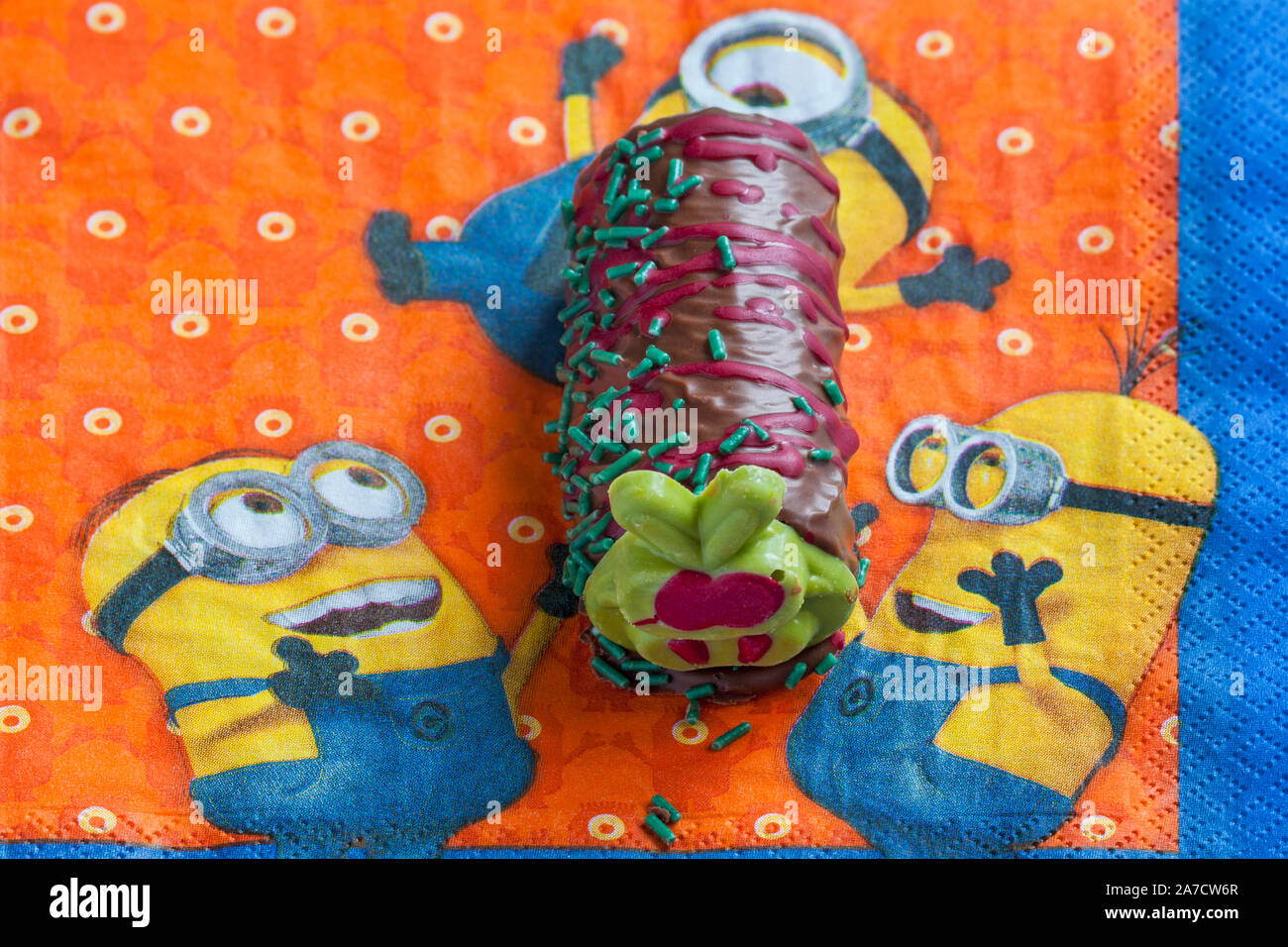 La Marks & Spencer Zombie Colin il Caterpillar - mini zombie Colin la torta di caterpillar sui serventi tovagliolo tovagliolo Foto Stock