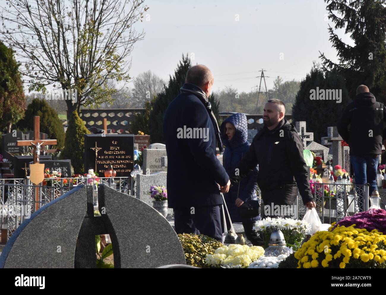 Scinawa, Polonia. 1 Nov, 2019. Il 1 novembre in tutti i santi" la Polonia. In questo giorno, pali di visitare le tombe dei loro cari nei cimiteri, la luce delle candele e laici fiori Questa è una tradizione in Polonia Credito: Piotr Twardysko-Wierzbicki/ZUMA filo/Alamy Live News Foto Stock