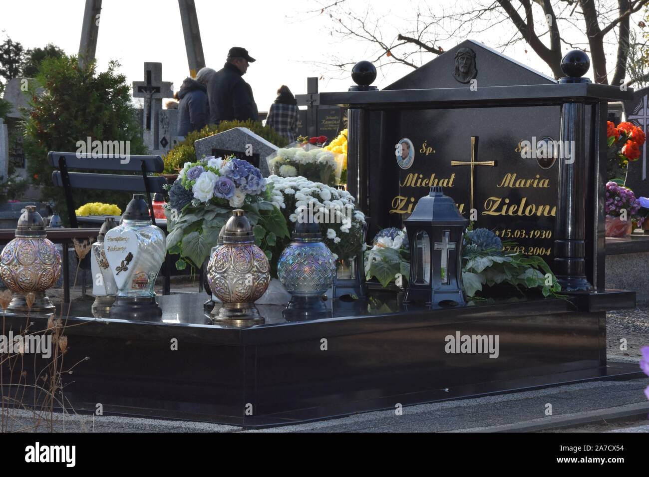 Scinawa, Polonia. 1 Nov, 2019. Il 1 novembre in tutti i santi" la Polonia. In questo giorno, pali di visitare le tombe dei loro cari nei cimiteri, la luce delle candele e laici fiori Questa è una tradizione in Polonia Credito: Piotr Twardysko-Wierzbicki/ZUMA filo/Alamy Live News Foto Stock