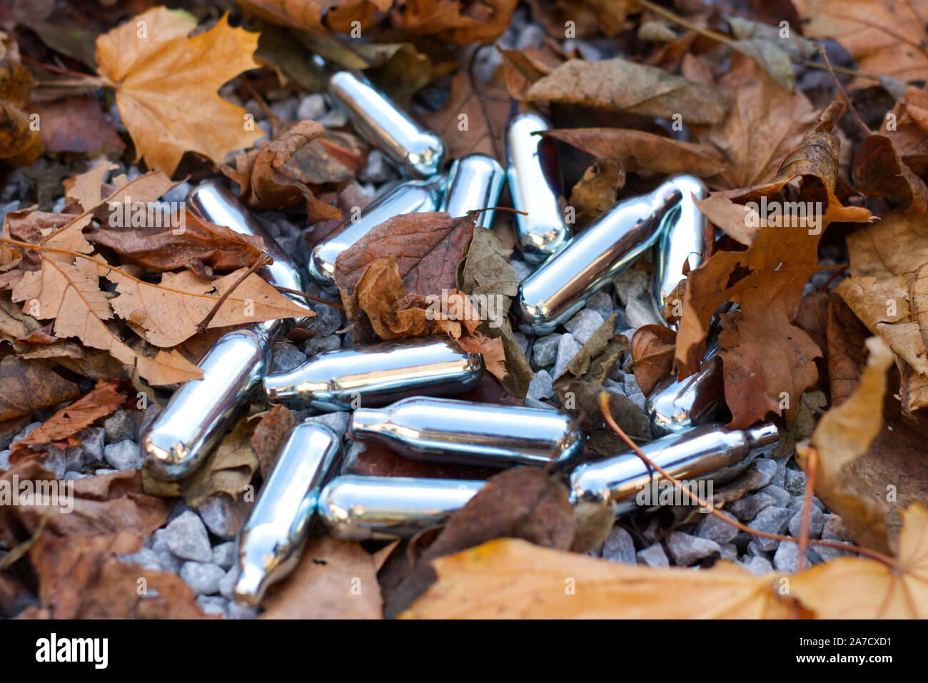 Panna montata dei caricatori con gas esilarante gettati via dopo l'uso come un a buon mercato, ma è pericolosa e droghe ricreative. Questo abuso è considerato pericoloso. Foto Stock