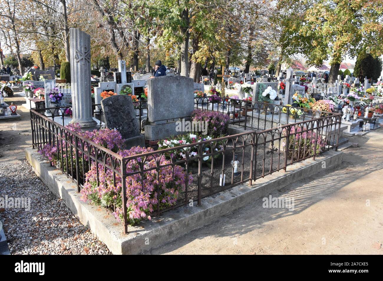 Scinawa, Polonia. 1 Nov, 2019. Il 1 novembre in tutti i santi" la Polonia. In questo giorno, pali di visitare le tombe dei loro cari nei cimiteri, la luce delle candele e laici fiori Questa è una tradizione in Polonia Credito: Piotr Twardysko-Wierzbicki/ZUMA filo/Alamy Live News Foto Stock