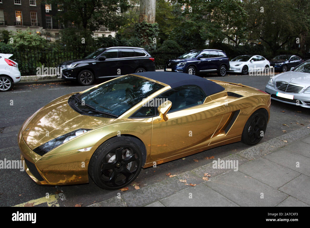 Auto placcata oro e cromata Lamborghini Gallardo Spyder parcheggiata in una strada laterale di Londra, 2019 Foto Stock