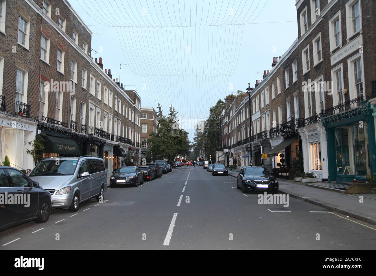 Guardando ad ovest su Connaught Street in Connaught Village, Londra al tramonto, Ottobre 2019 Foto Stock