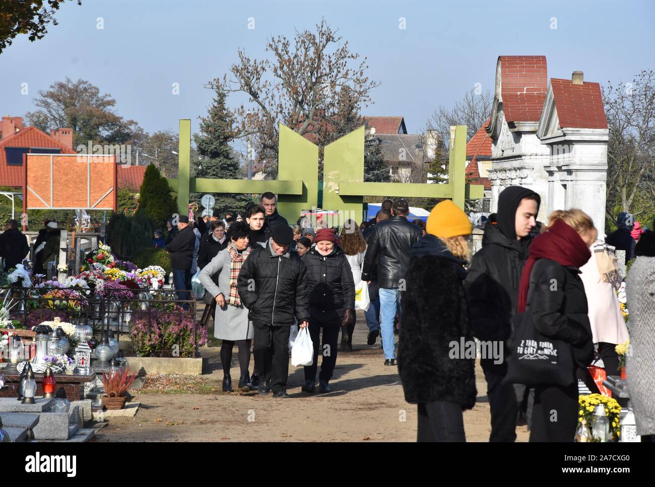 Scinawa, Polonia. 1 Nov, 2019. Il 1 novembre in tutti i santi" la Polonia. In questo giorno, pali di visitare le tombe dei loro cari nei cimiteri, la luce delle candele e laici fiori Questa è una tradizione in Polonia Credito: Piotr Twardysko-Wierzbicki/ZUMA filo/Alamy Live News Foto Stock