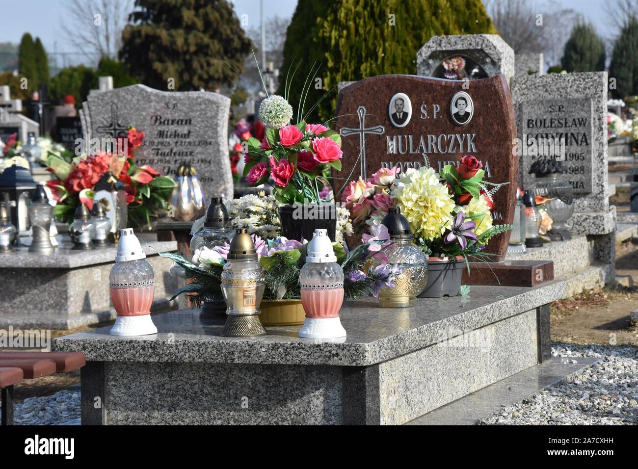 Scinawa, Polonia. 1 Nov, 2019. Il 1 novembre in tutti i santi" la Polonia. In questo giorno, pali di visitare le tombe dei loro cari nei cimiteri, la luce delle candele e laici fiori Questa è una tradizione in Polonia Credito: Piotr Twardysko-Wierzbicki/ZUMA filo/Alamy Live News Foto Stock