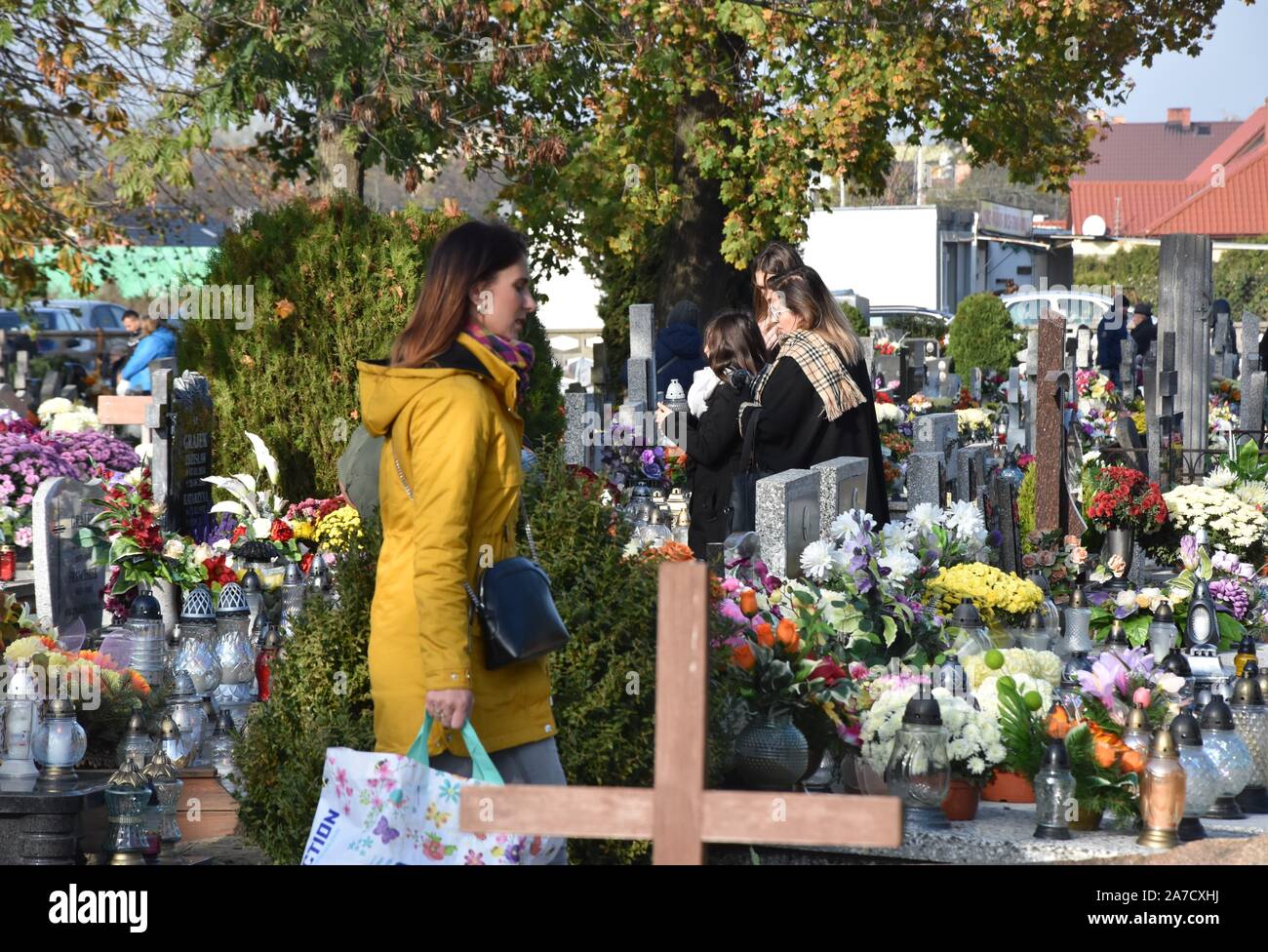 Scinawa, Polonia. 1 Nov, 2019. Il 1 novembre in tutti i santi" la Polonia. In questo giorno, pali di visitare le tombe dei loro cari nei cimiteri, la luce delle candele e laici fiori Questa è una tradizione in Polonia Credito: Piotr Twardysko-Wierzbicki/ZUMA filo/Alamy Live News Foto Stock