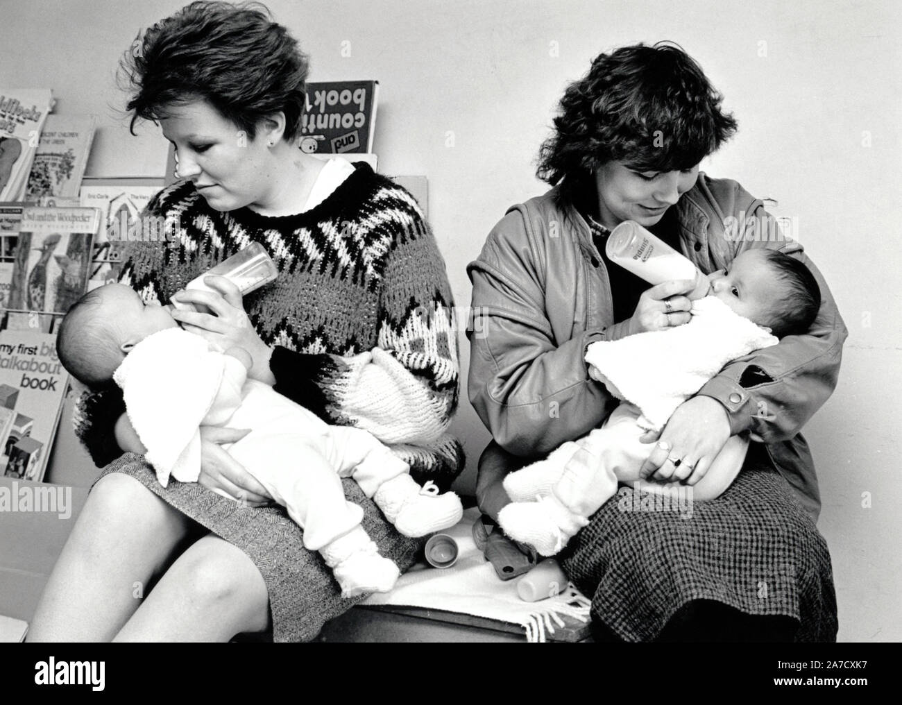 Le giovani mamme alimentando la loro bebè in Crabtree ludoteca, Nottingham, Regno Unito Marzo 1986 Foto Stock