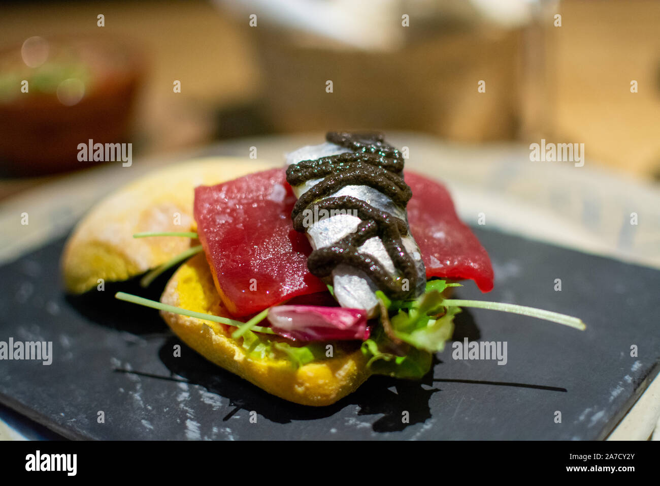 Andalusa di cibo gourmet tapas, piccolo pane al curry con blue tonno e sardine close up Foto Stock