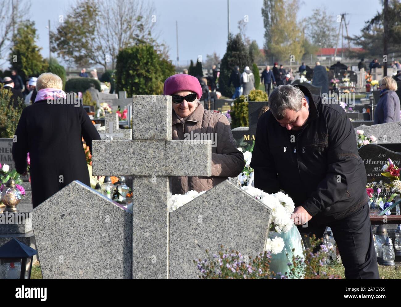 Scinawa, Polonia. 1 Nov, 2019. Il 1 novembre in tutti i santi" la Polonia. In questo giorno, pali di visitare le tombe dei loro cari nei cimiteri, la luce delle candele e laici fiori Questa è una tradizione in Polonia Credito: Piotr Twardysko-Wierzbicki/ZUMA filo/Alamy Live News Foto Stock