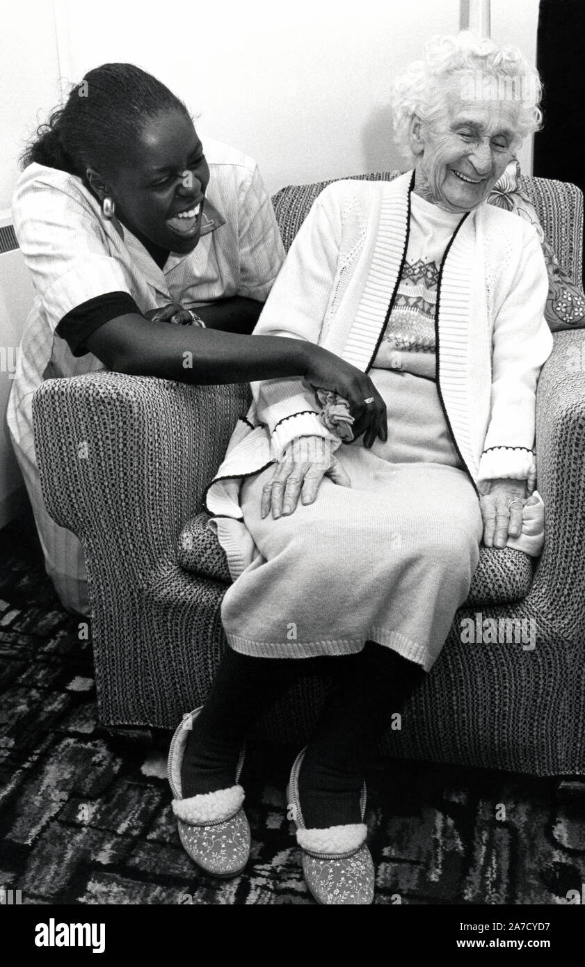 Lavoratore di cura con donna anziana in assistenza residenziale home, Nottingham, UK Jan 1989 Foto Stock