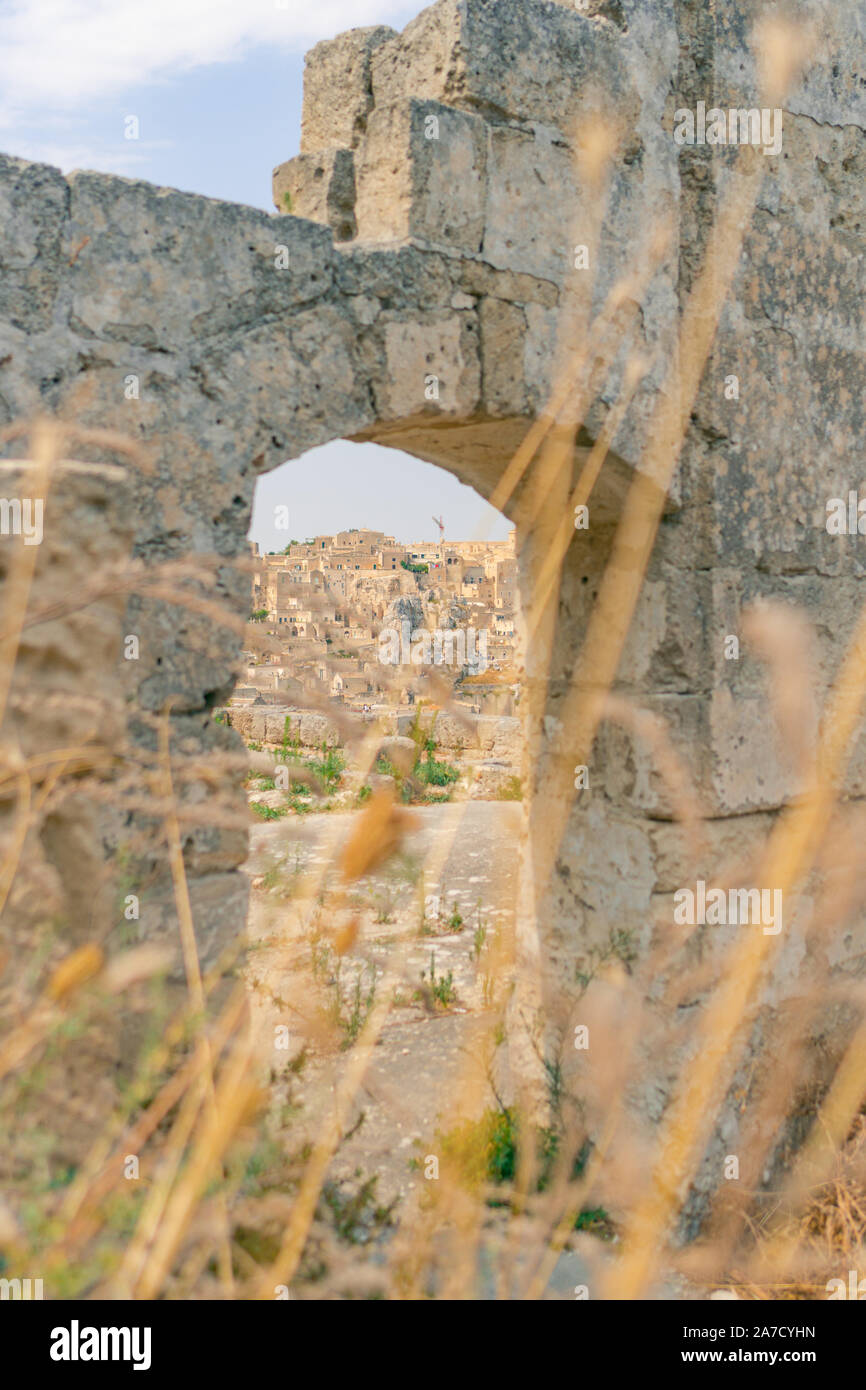 Matera 23 Agosto 2019: da un antico cancello c'è Matera durante una giornata di sole Foto Stock