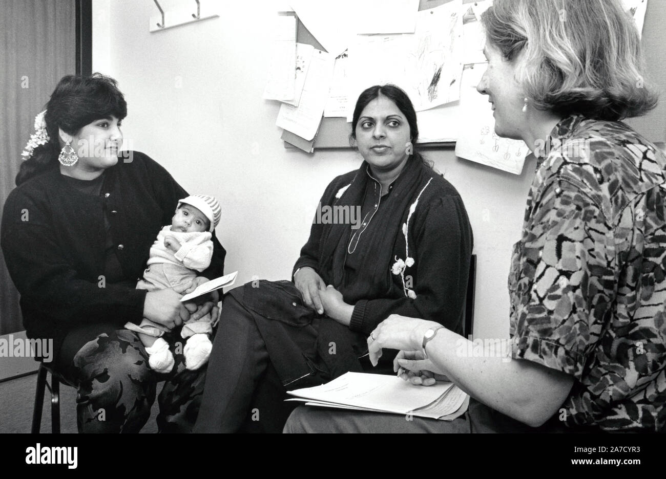 Controllare postnatale fino con medico, Nottingham Regno Unito 1991 Foto Stock