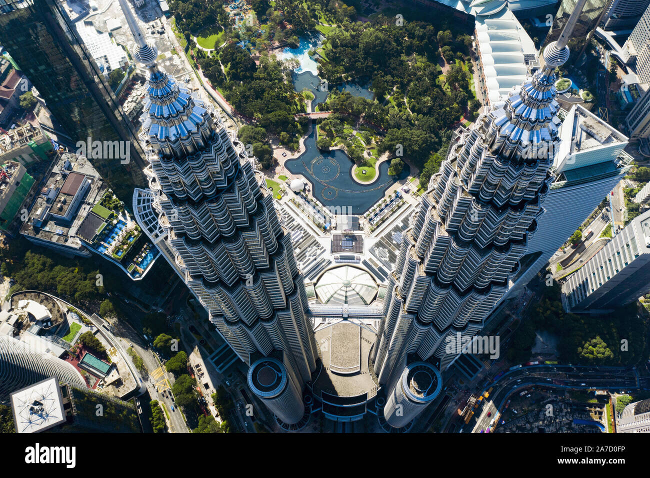 Vista aerea della Petronas Twin Towers con il KLCC Park in background. Le Torri Petronas Twin sono s Foto Stock
