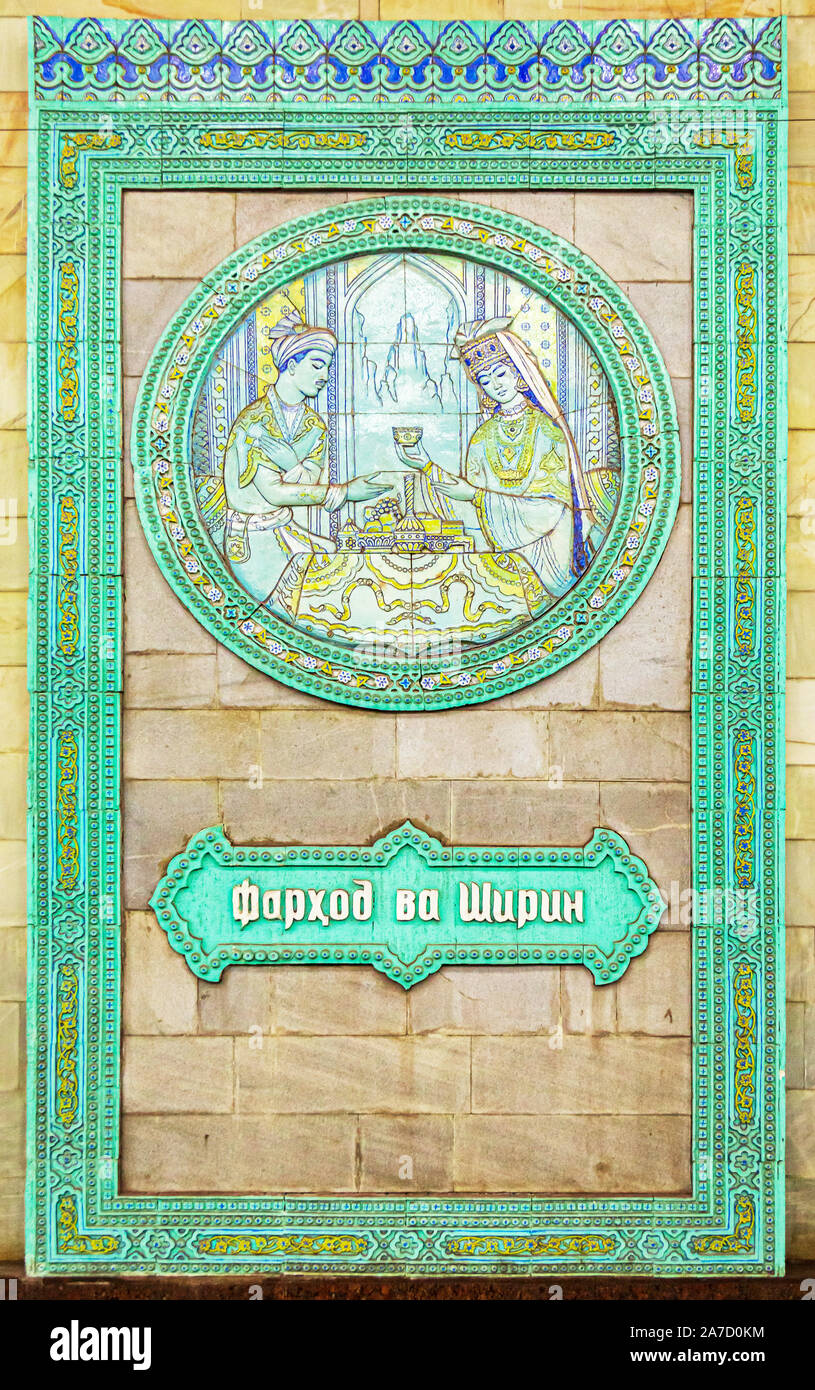 Il turchese e oro parete ceramica decorazioni a Alisher Navoi Stazione della Metropolitana Tashkent, raffiguranti scene del xv secolo poeta musulmano Alisher Navoi Foto Stock