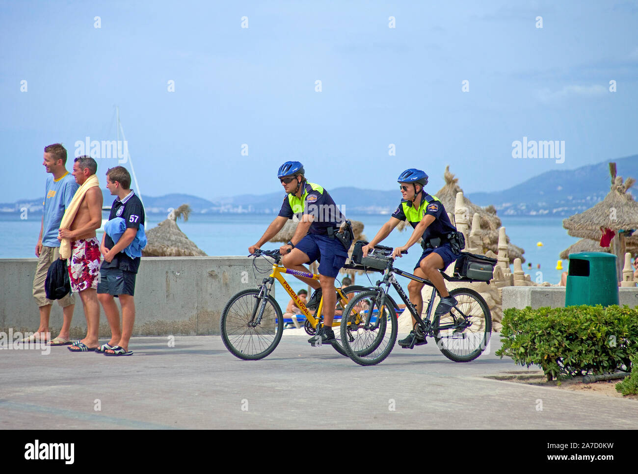 La polizia su biciclette a Ballermann, Playa de Palma, El Arenal, Maiorca, isole Baleari, Spagna Foto Stock