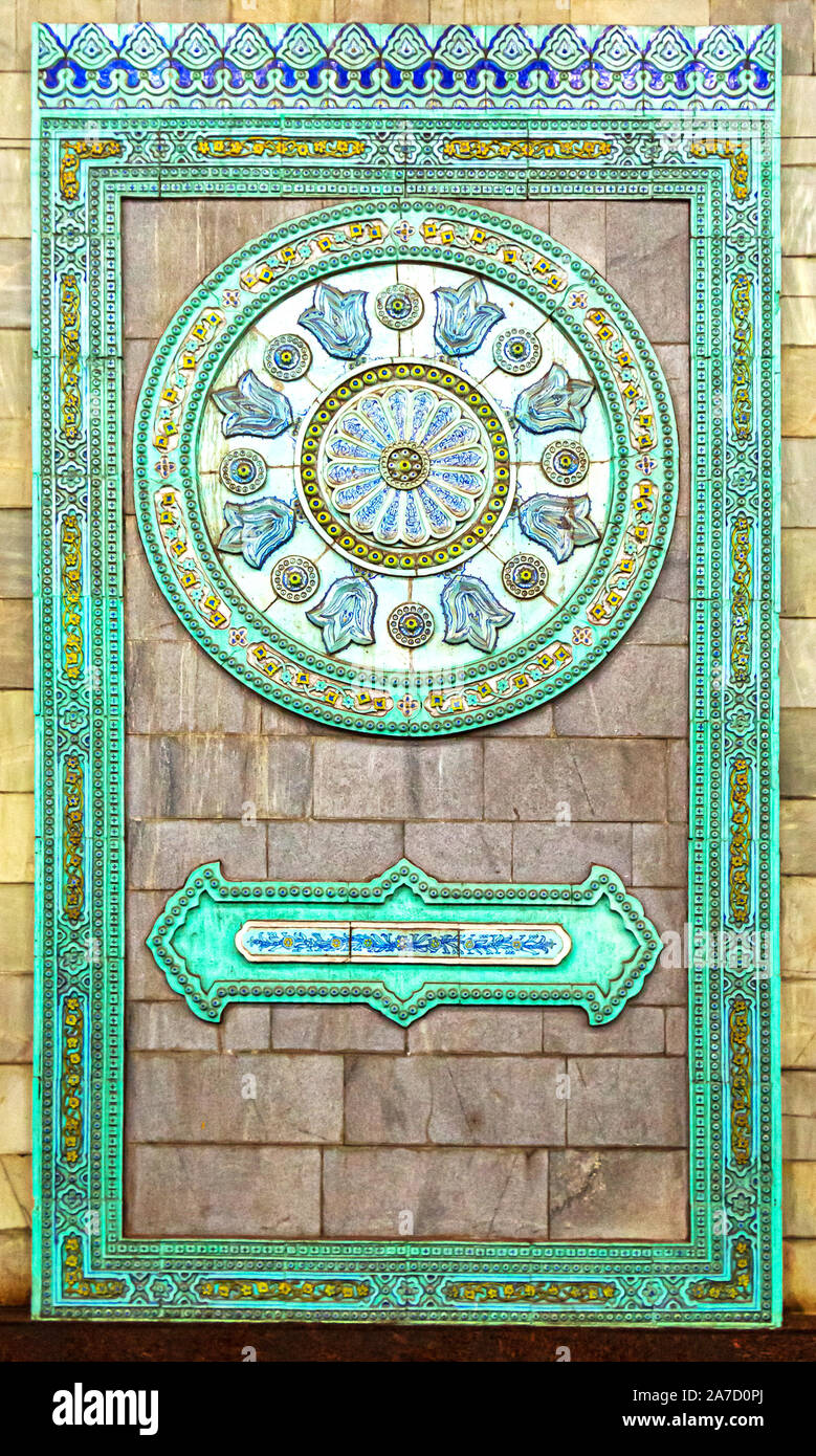 Il turchese e oro parete ceramica decorazioni a Alisher Navoi Stazione della Metropolitana Tashkent, raffiguranti scene del xv secolo poeta musulmano Alisher Navoi Foto Stock