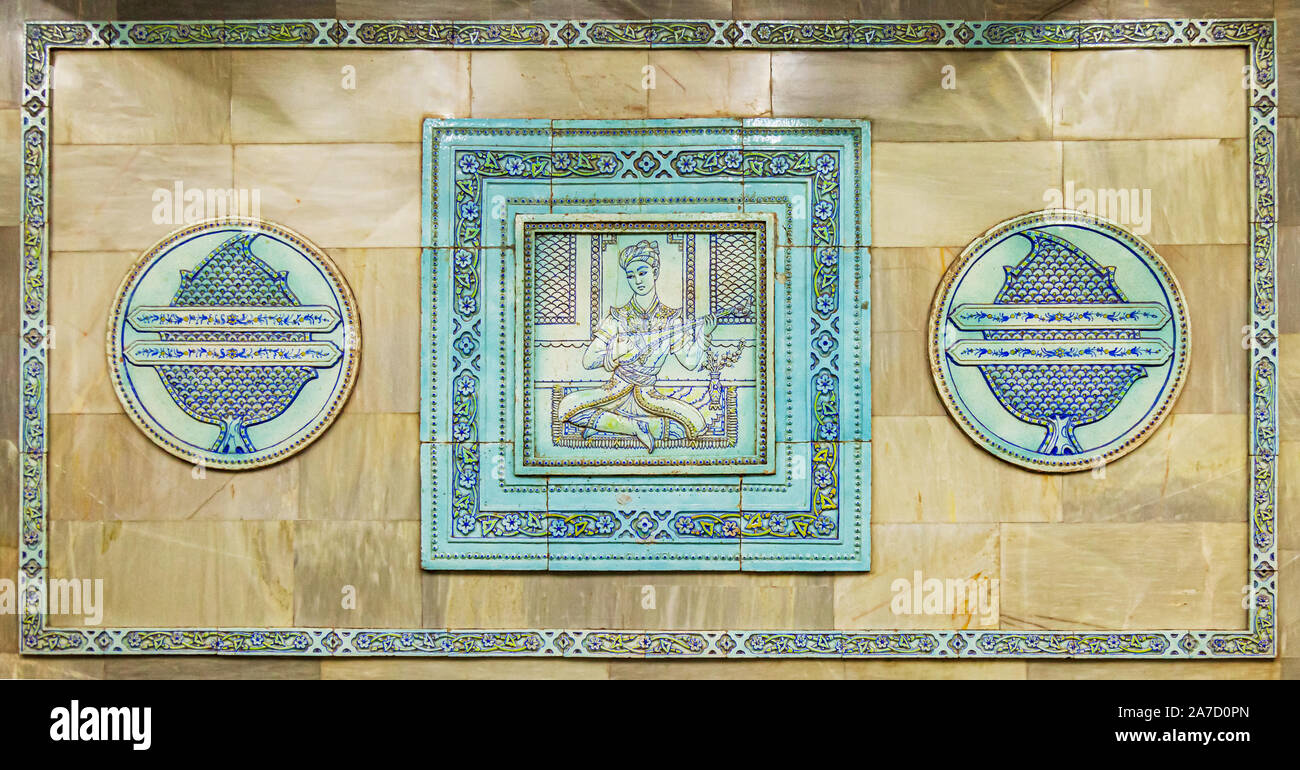 Il turchese e oro parete ceramica decorazioni a Alisher Navoi Stazione della Metropolitana Tashkent, raffiguranti scene del xv secolo poeta musulmano Alisher Navoi Foto Stock