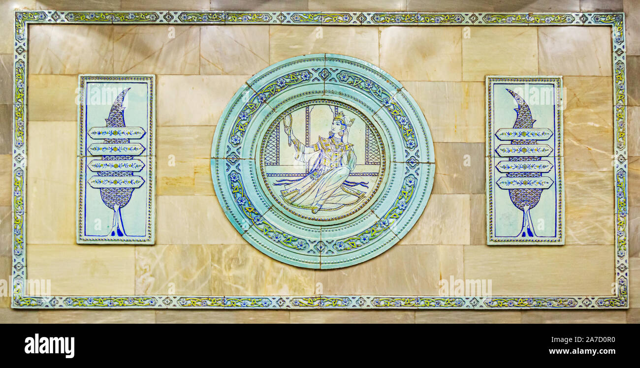 Il turchese e oro parete ceramica decorazioni a Alisher Navoi Stazione della Metropolitana Tashkent, raffiguranti scene del xv secolo poeta musulmano Alisher Navoi Foto Stock