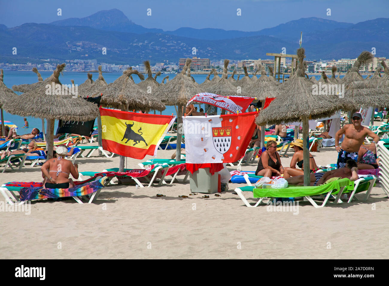 Le persone in spiaggia Ballermann, Playa de Palma, El Arenal, Maiorca, isole Baleari, Spagna Foto Stock