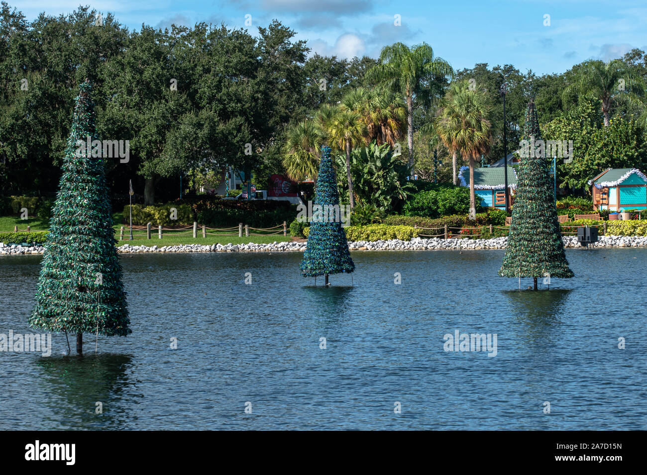 Orlando, Florida. Ottobre 29, 2019. Alberi di Natale sul lago blu al Seaworld Foto Stock