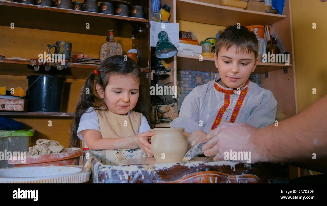 Potter che mostra come lavorare con ceramica in ceramica studio Foto Stock