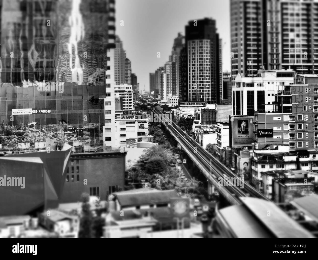 Immagine in scala di grigi adottate dal Centro per lo shopping a Bangkok Sukhumvit vicino con una vista alla stazione BTS dello sky train rotaie Foto Stock