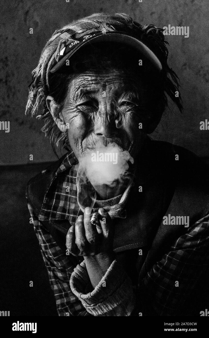 Ritratto di una donna di Yi, Shangri-La,Yunnan, Cina Foto Stock