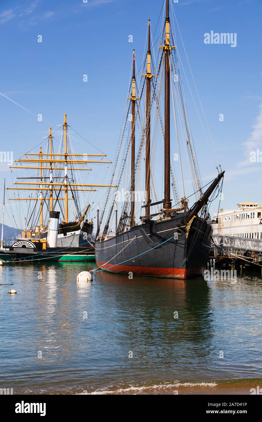 Navi storiche ormeggiato a Hyde St Pier, San Francisco, California, Stati Uniti d'America Foto Stock