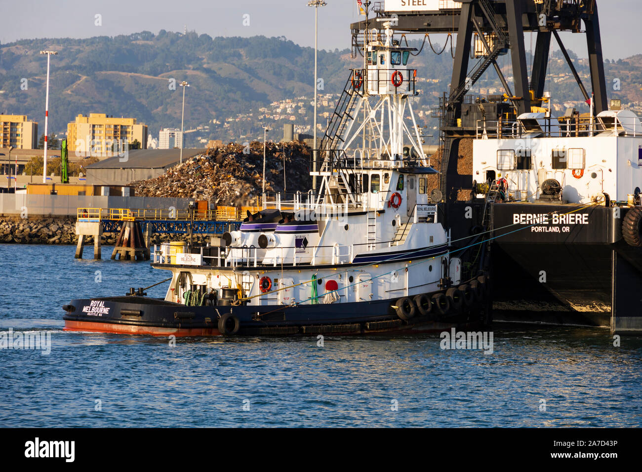 Rimorchiatore royal Melbourne spingendo Bernie Briere nel porto di Oakland. San Francisco, California, Stati Uniti d'America Foto Stock