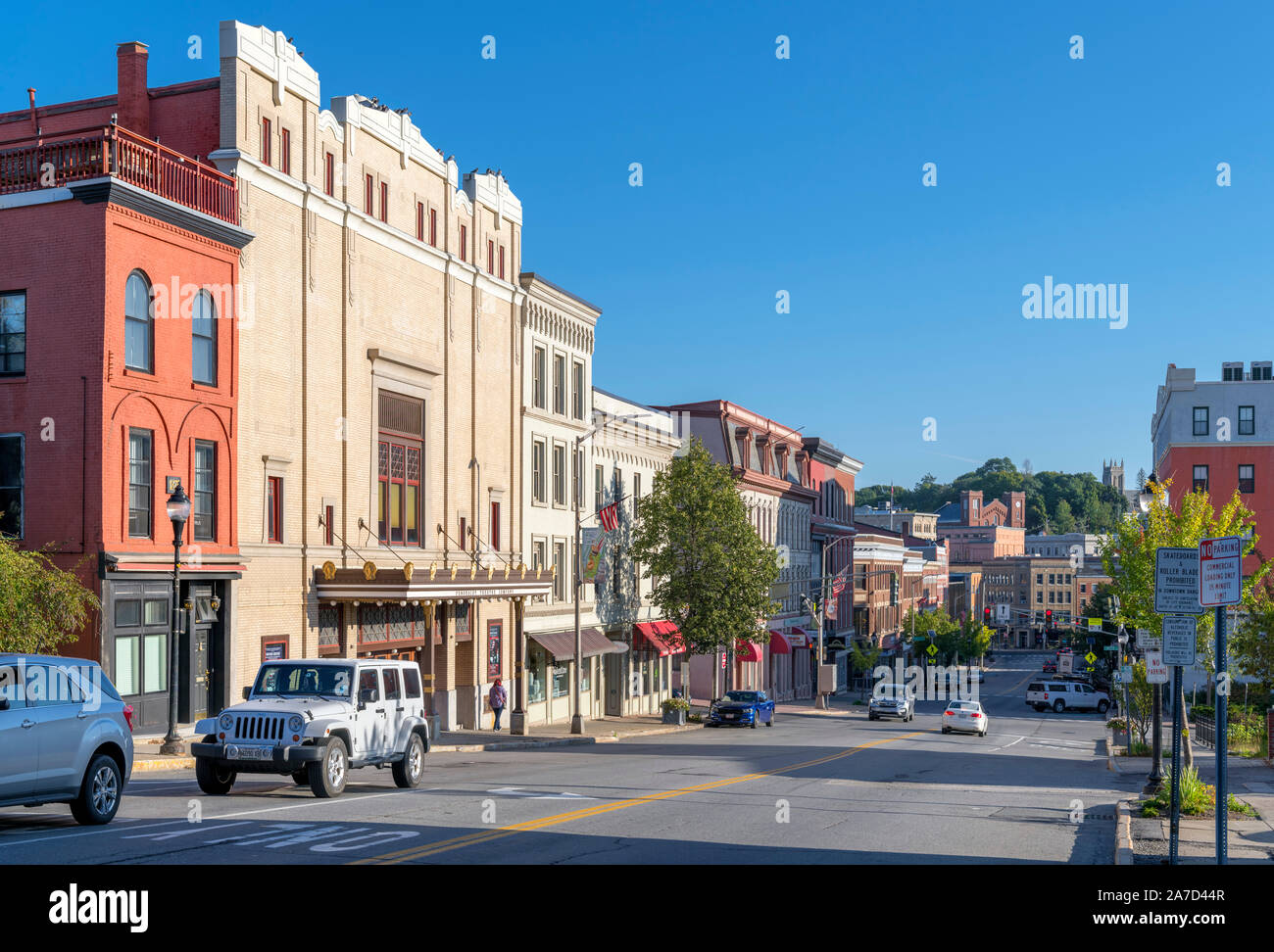 Strada principale nel centro di Bangor, Maine, Stati Uniti d'America. La Bangor Opera House si trova sulla sinistra. Foto Stock