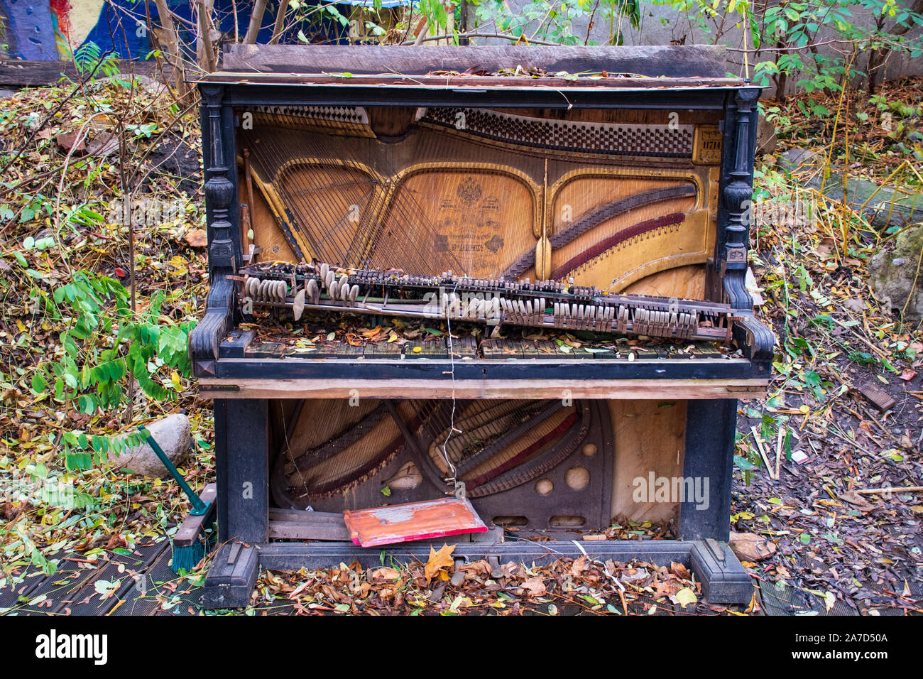 Il vecchio marcio abbandonato pianoforte Foto Stock