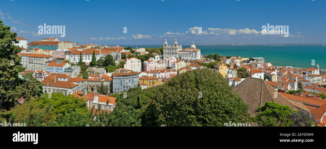 Vista di Lisbona sulla città da Igreja do Castelo de São Jorge chiesa, mostrando la Igreja de São Vicente de Fora e fiume Tejo Foto Stock