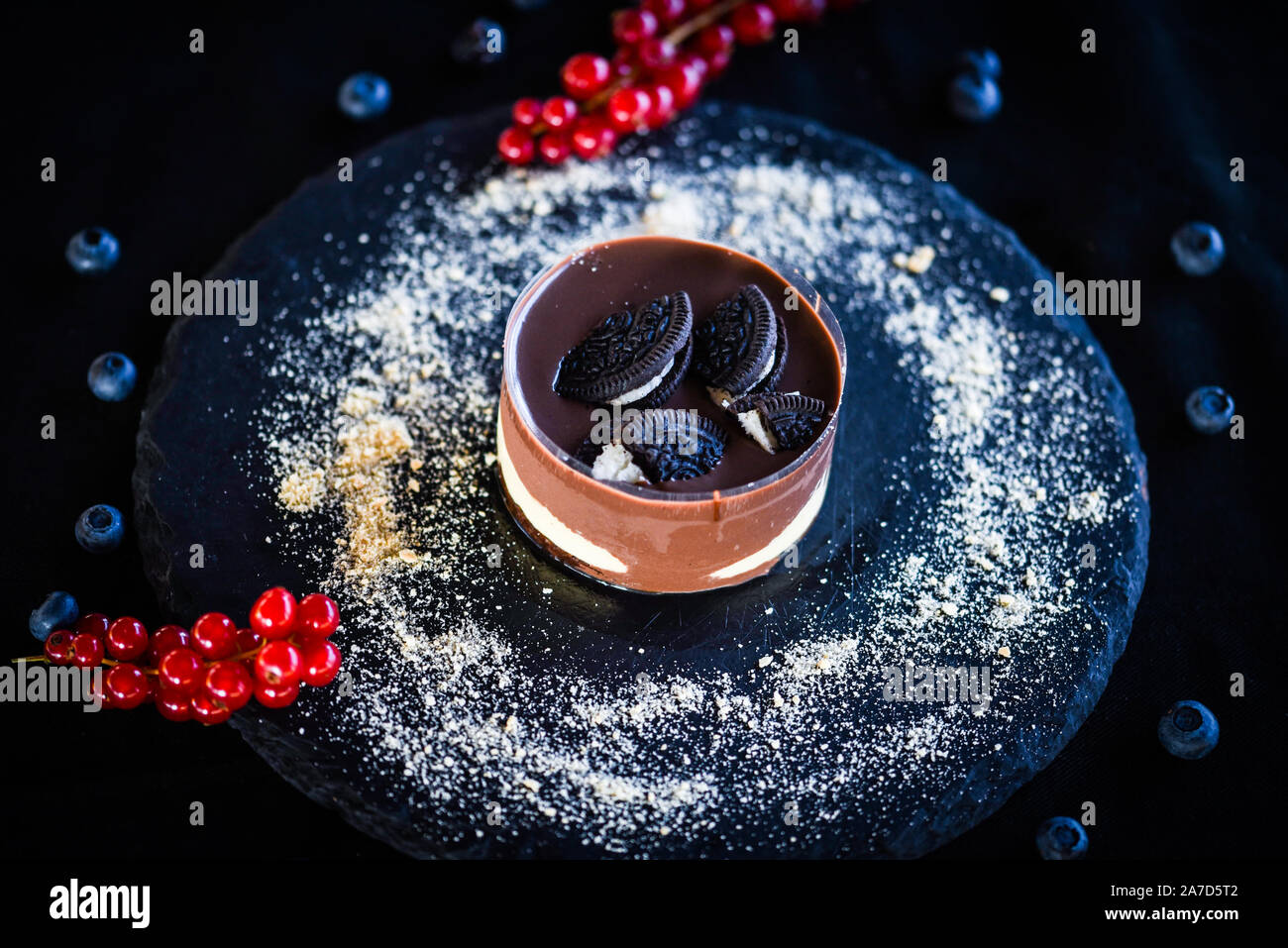 deliziosa delizia al cioccolato - torta oreo vista ravvicinata Foto Stock